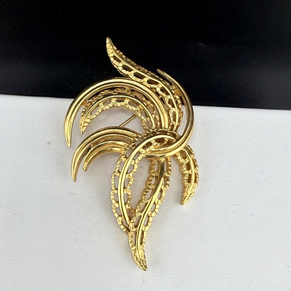 Vintage Trifari Brooch Gold Tone Textured Openwork Swirl Pin
